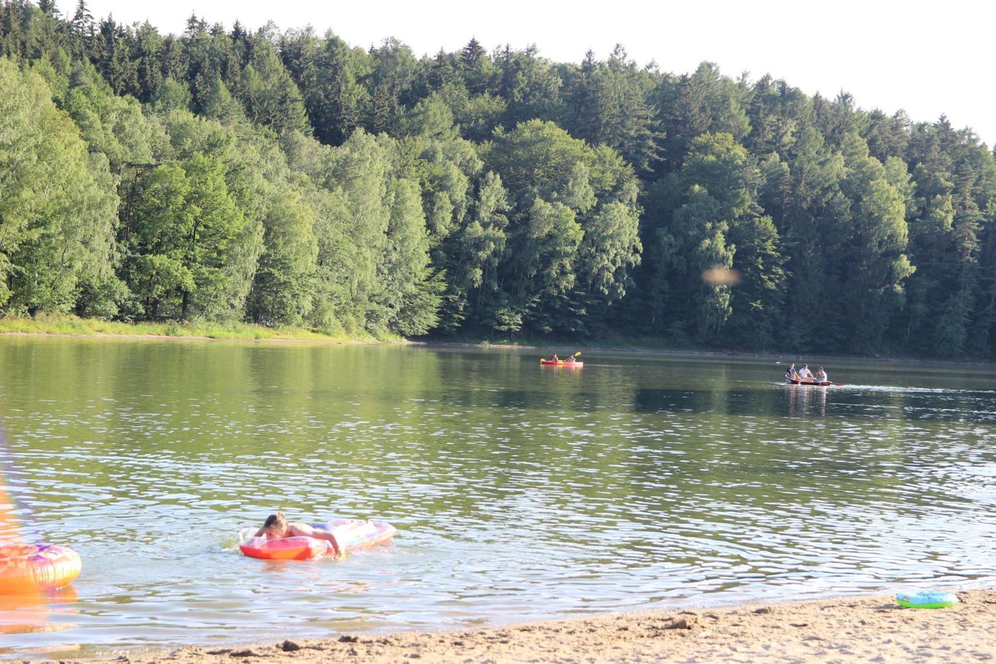 Domki Nad Jeziorem W Karlowicach Karlowice Exteriör bild